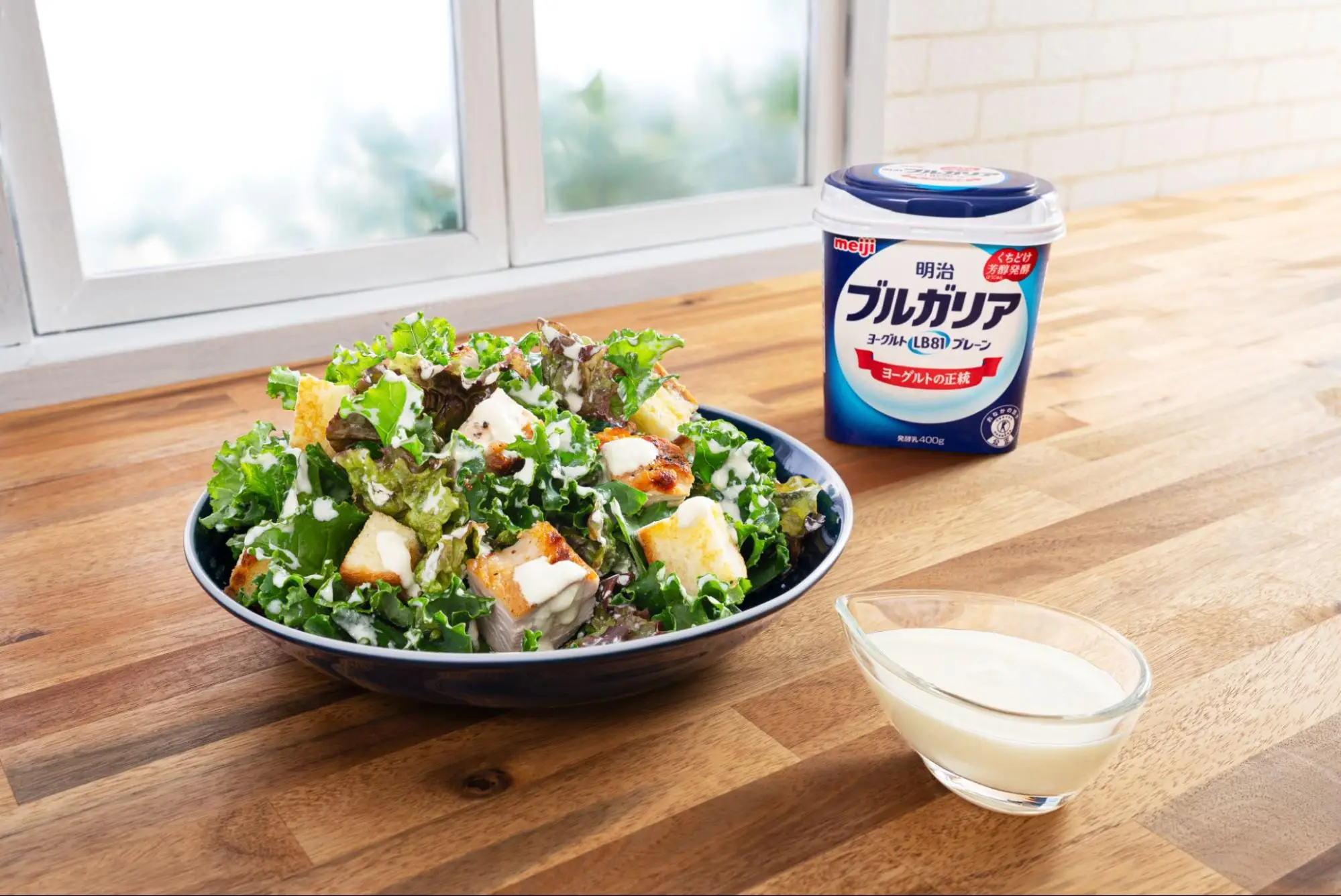ロンハーマン カフェの期間限定メニュー「ケールのシーザーサラダ」を自宅で再現！ 『デリッシュキッチン』がアレンジレシピ動画を公開！
